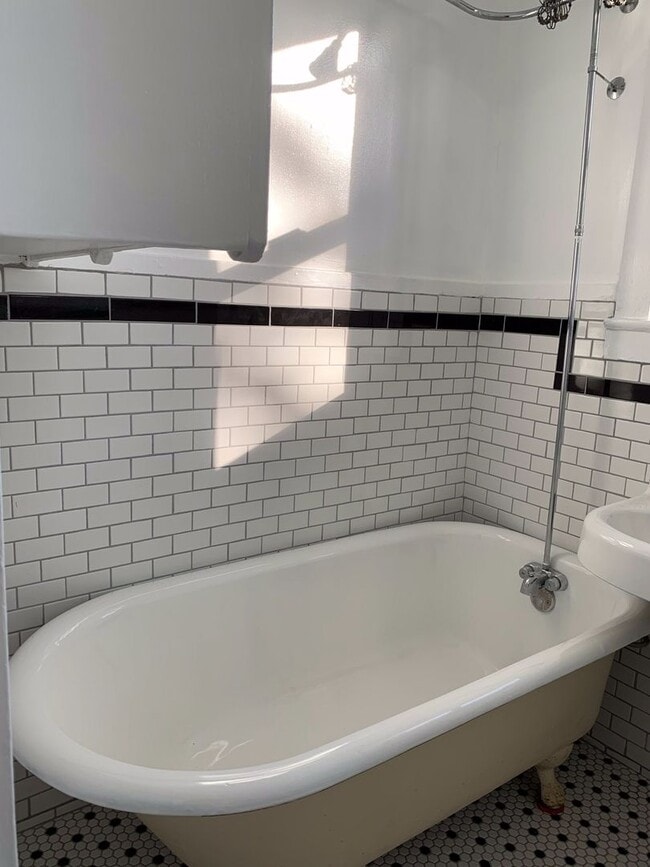 Building Photo - 362 Linden Ave