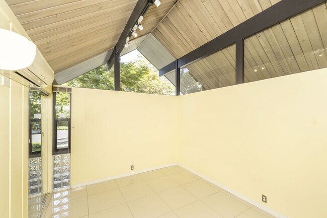 Building Photo - Charming Eichler in Super Desirable Community Center!