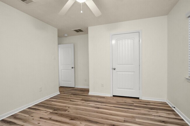 Building Photo - 12822 Lakeshore Dr