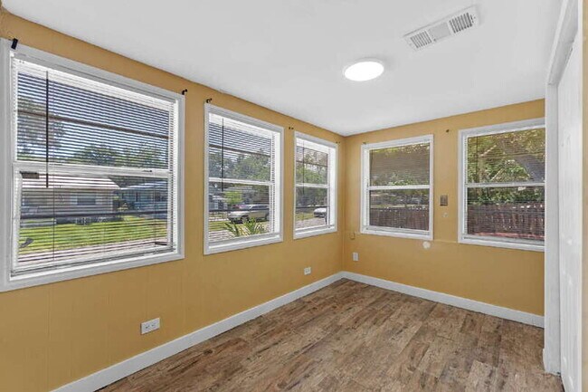 Building Photo - 166 Kingston Ave