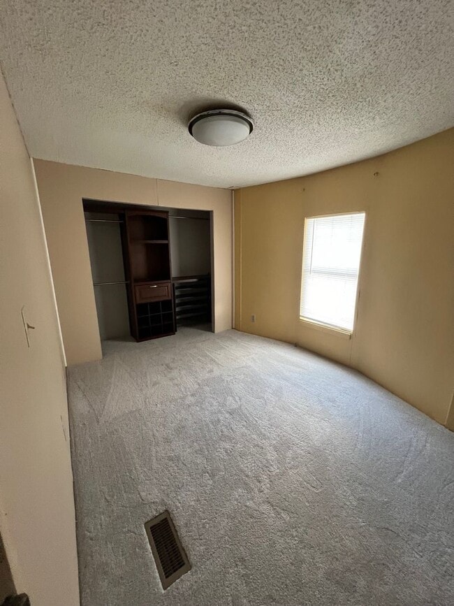 Building Photo - Mobile Home for lease in Sulphur