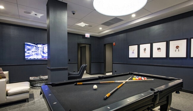 Building Photo - 637 N Wells St