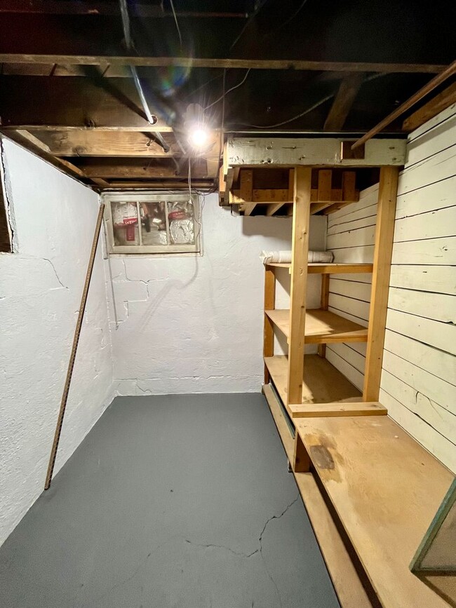 Building Photo - Dog friendly 2 bedroom home in town