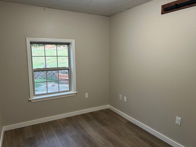 Building Photo - 4 Silver Hls Ln