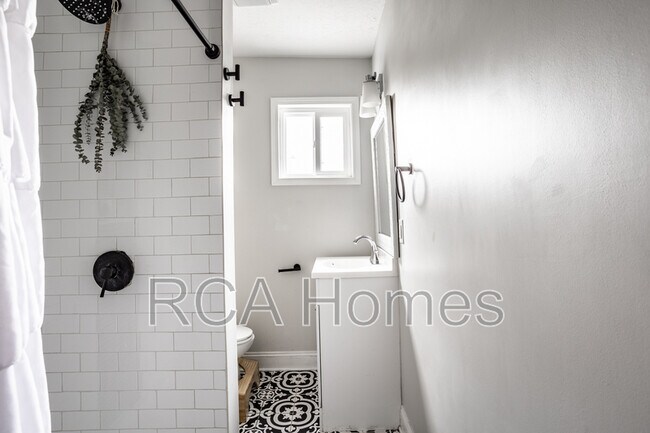 Building Photo - 1547 Hoyt Ave