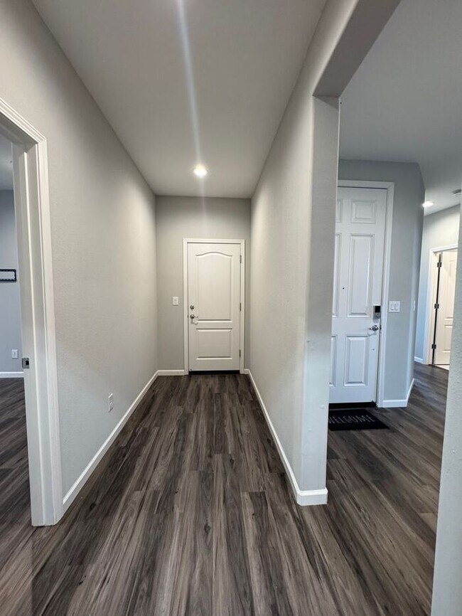 Building Photo - Spacious 4-Bedroom Dayton Home with Split-Bedroom Layout & Modern Finishes