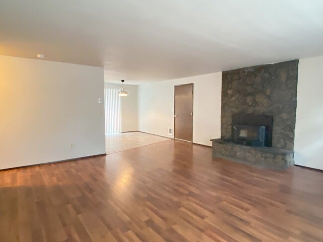 Building Photo - 3 bedroom 2 Bath home - Knoll Heights - Gr...