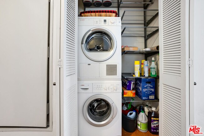 Building Photo - 460 S Spring St