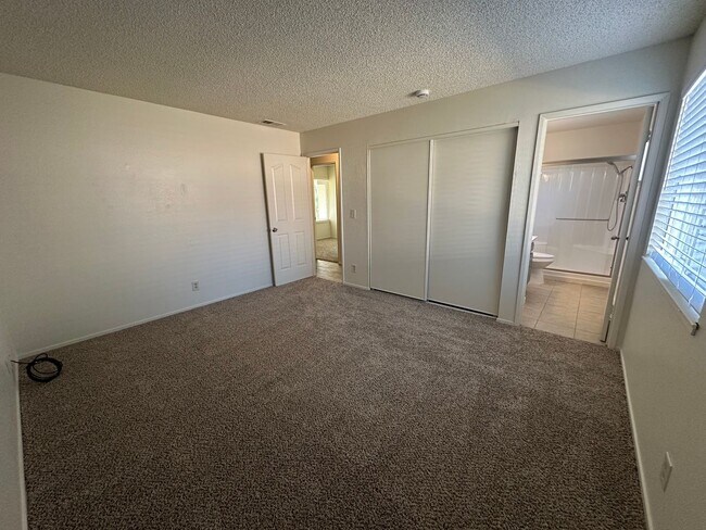 Building Photo - 3 Bedroom 2 Bathroom Home with Yard