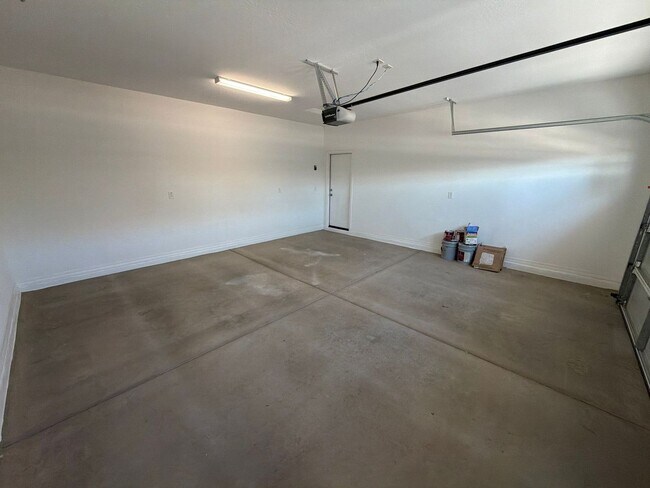 Building Photo - 14418 W Cottontail Ln