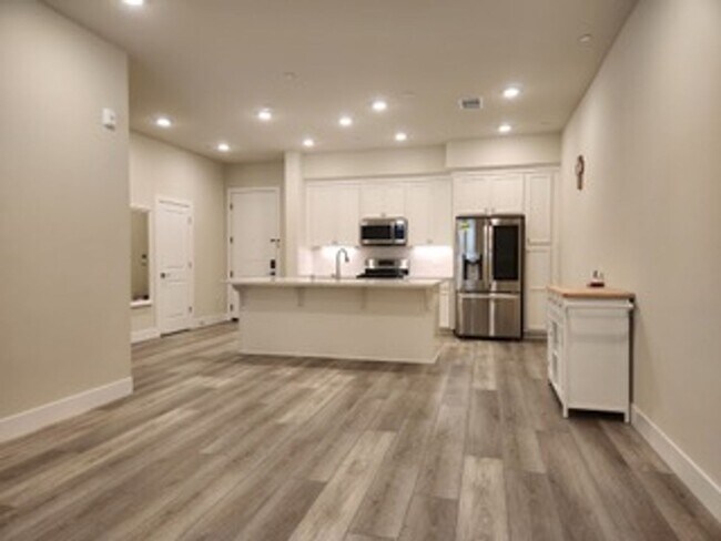 Building Photo - Upscale 2/2 Apartment in The Cannery!