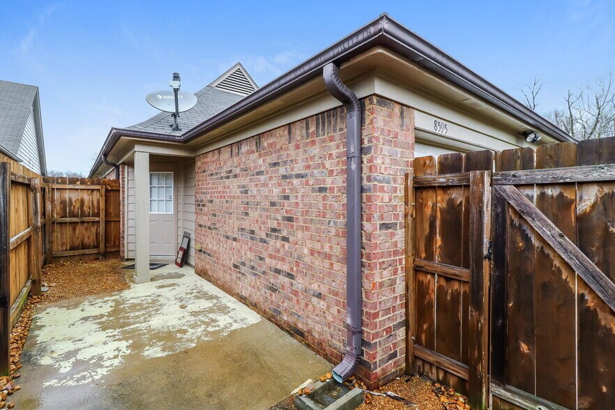 Building Photo - 8595 Griffin Park Dr