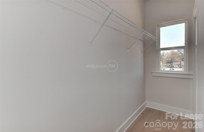 Building Photo - 2204 Northend Dr