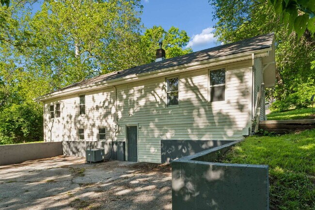 Building Photo - Charming 2-Bedroom Haven in Kansas City Northland!