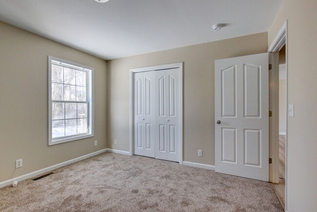 Building Photo - Cozy 3 bd 2 bath in the heart of Clarksville.  Fresh paint and Flooring!