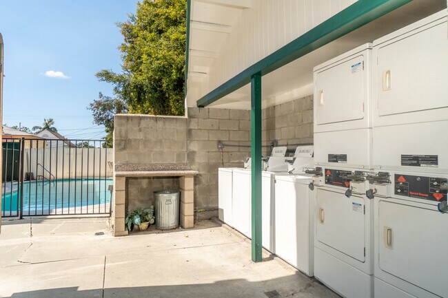 Building Photo - 4901 Beverly Blvd