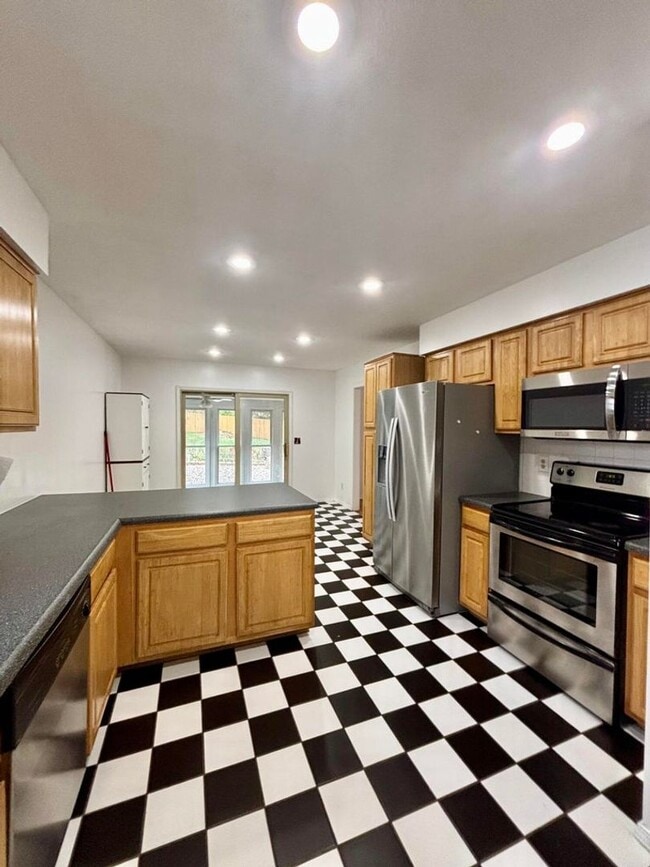 Building Photo - COMING SOON! Battlefield Home with Sunroom