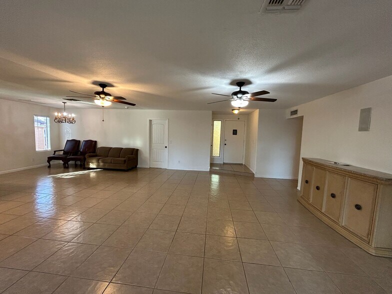Building Photo - 2933 W Muriel Dr