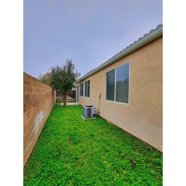 Building Photo - Single-Level 2BR Home with 2-Car Garage!