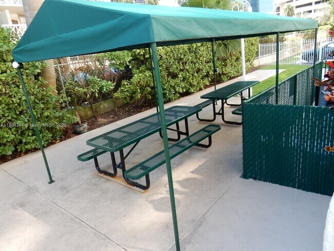 Building Photo - 1420 Brickell Bay Dr