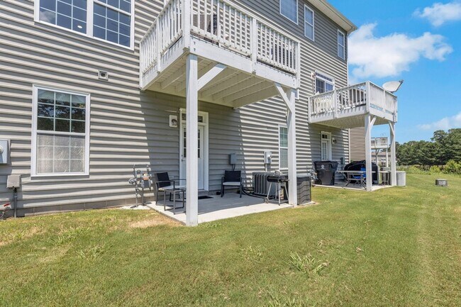 Building Photo - Stunning 3BR/3.5BA Townhome | 2,300+ Sq Ft...