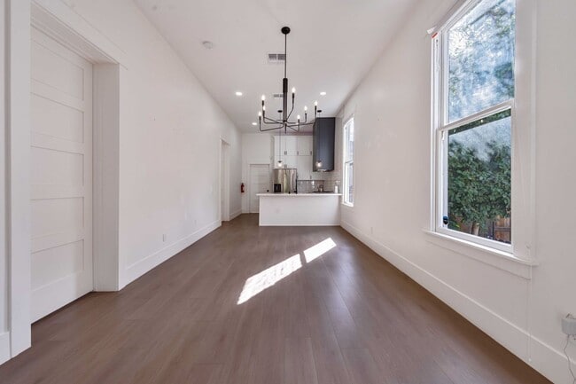 Building Photo - Fully Updated 2BR/2BA Victorian with Priva...