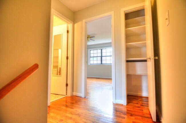 Building Photo - Lovely 2 Bedroom, 1.5 Bath Townhouse in Carrboro - Avail in March!