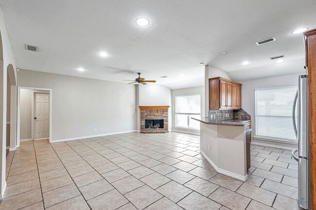 Building Photo - 3 Bed 2 Bath Home Ready To Rent ASAP!