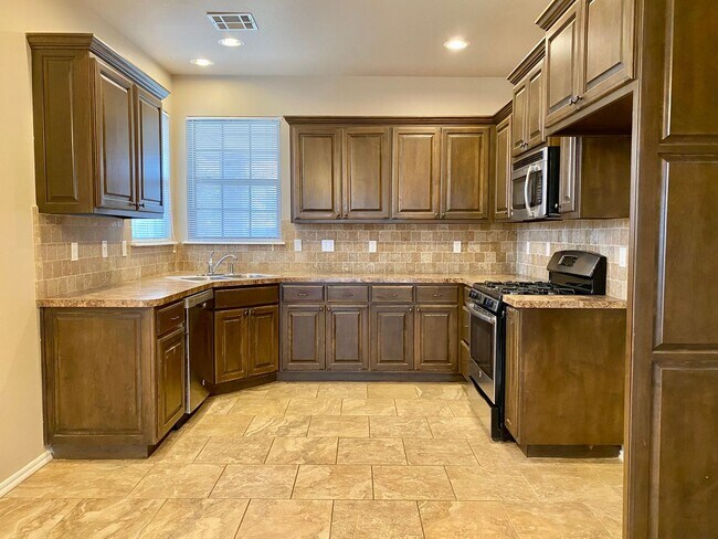 Building Photo - Gorgeous 3 Bed, 2.5 Bath in Surrey Hills