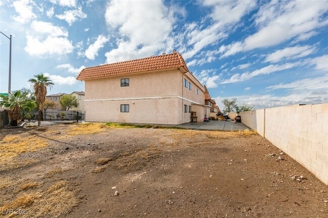 Building Photo - 6987 Mendon Ln