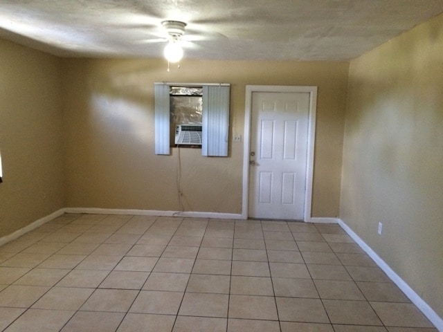 Building Photo - Large 6-2 house with new central air