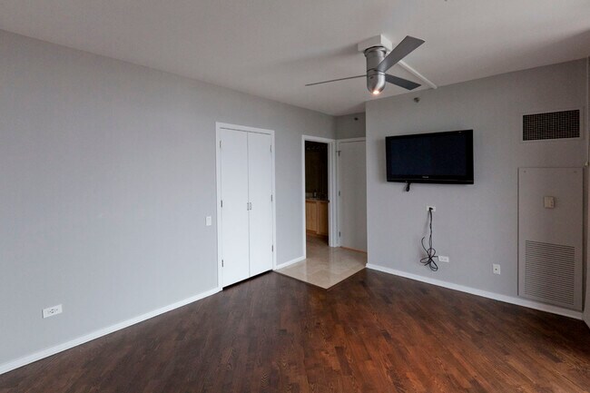 Building Photo - 210 S Desplaines St