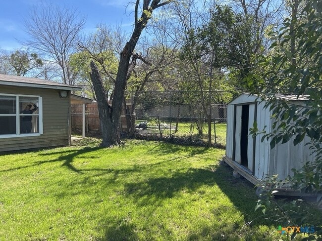 Building Photo - 905 Evergreen Dr