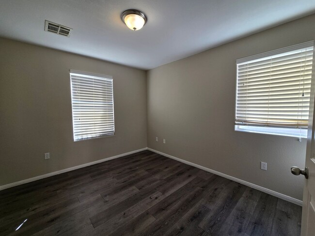 Building Photo - 3 BED, 2 1/2 BATH, 2 CAR GARAGE 2 STORY HO...