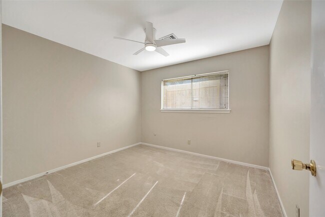 Building Photo - 847 Carlingford Ln