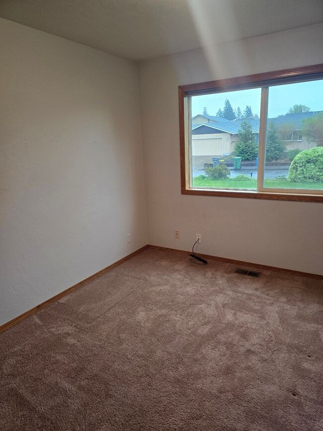 Building Photo - 2 Bedroom in Excellent Location!