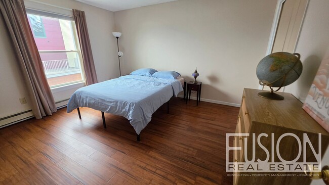Building Photo - Bright, FURNISHED 2-Bedroom in Prime Burlington Location — Available NOW!