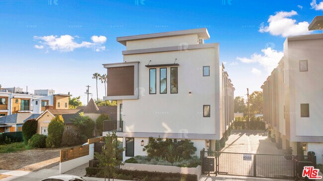 Building Photo - 1541 1/2 Hi Point St