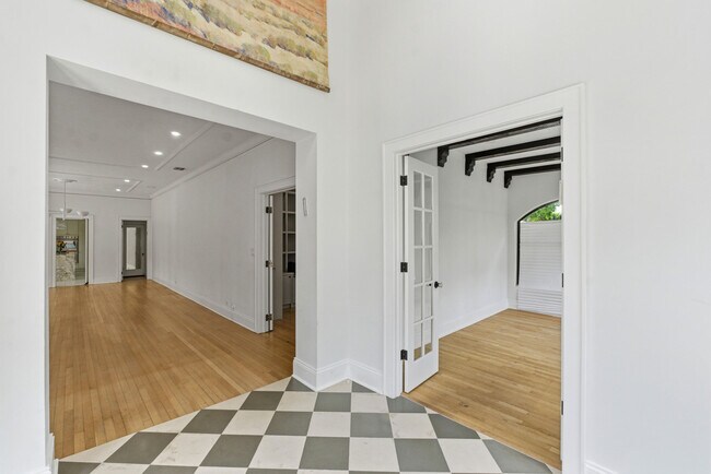 Building Photo - 1615 Monroe St