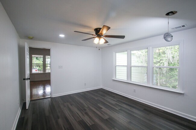 Building Photo - Spacious 4 Bedroom, 2.5 Bath Home in Savan...