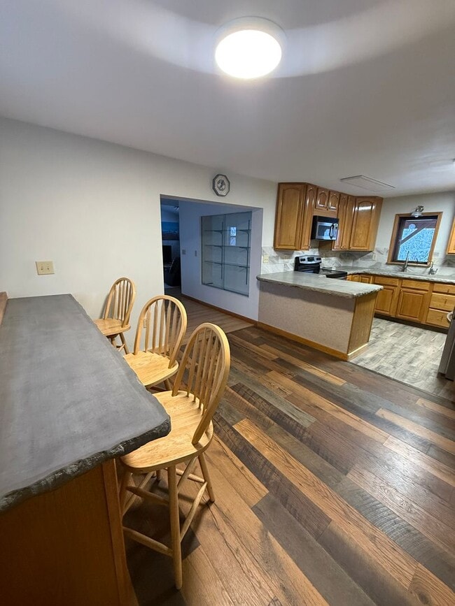 Building Photo - Spacious 3-Bedroom, 2-Bath Home, 2 Car Garage, Just Outside of Town – Pets Welcome!