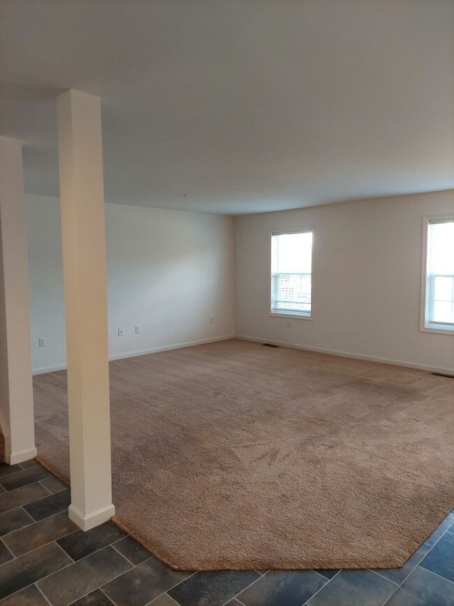 Building Photo - Margarets Grove 3 bedroom, 2.5 bath Townhome