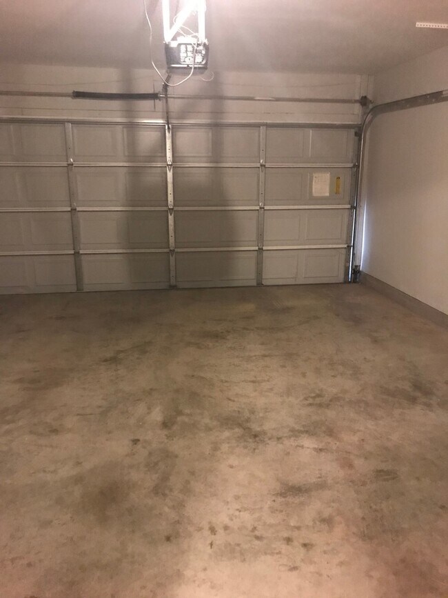 Building Photo - Reduced Rent/Move In Special/Lenox Village...
