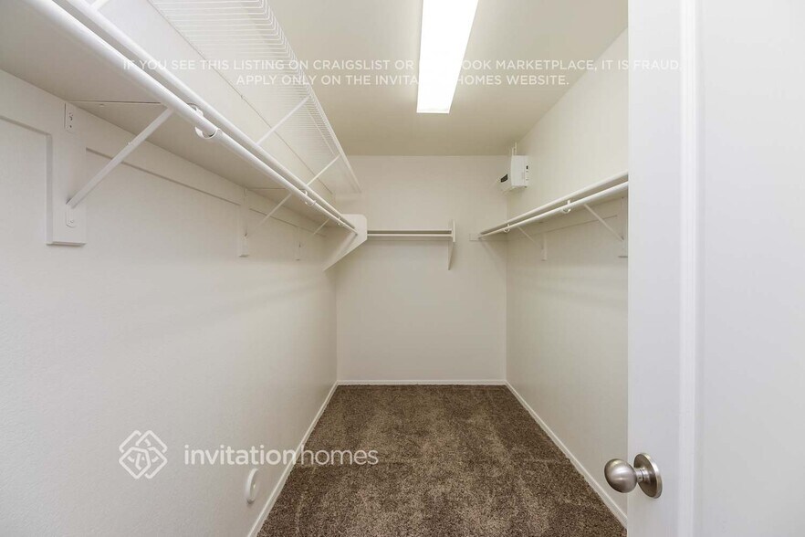 Building Photo - 7811 S 63rd Dr