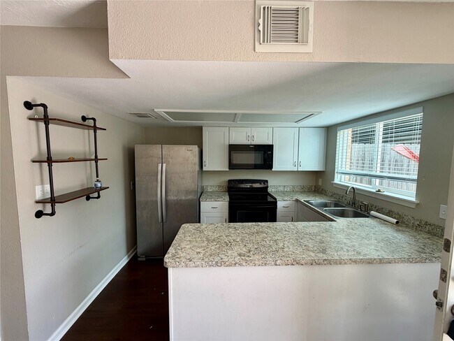 Building Photo - 11525 Beechnut St