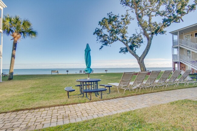 Building Photo - Stylish Condo in Waterfront Bayview Terrace – Updated Interiors, In-Unit Washer/Dryer, Access to ...