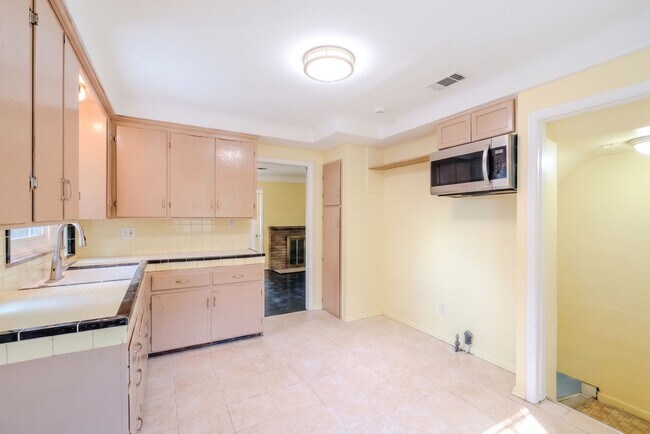 Building Photo - 20636 Woodcrest St