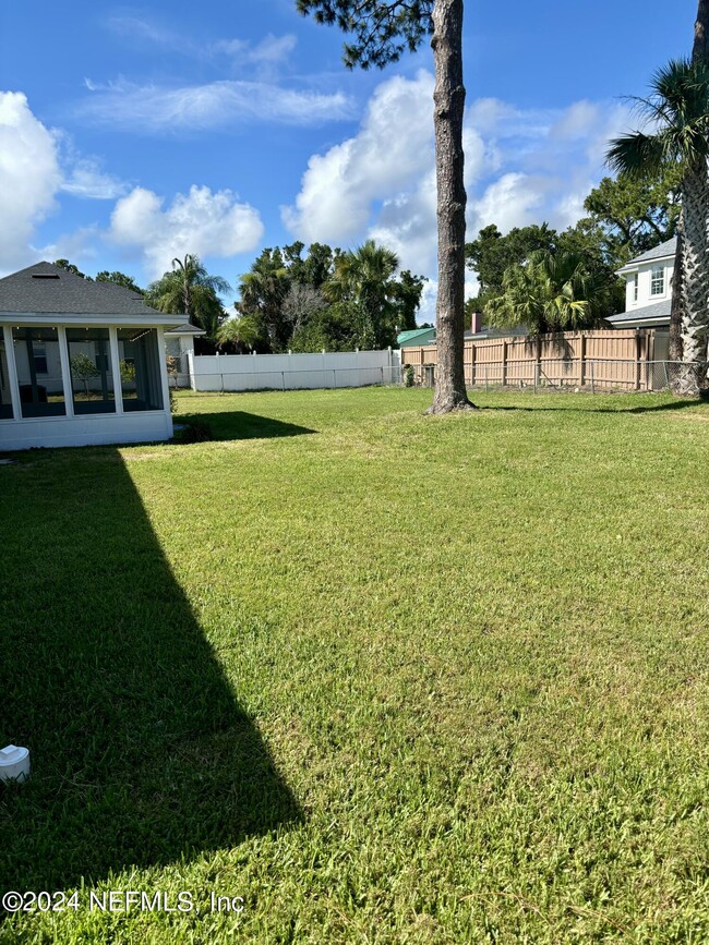 Building Photo - 509 Sunset Dr