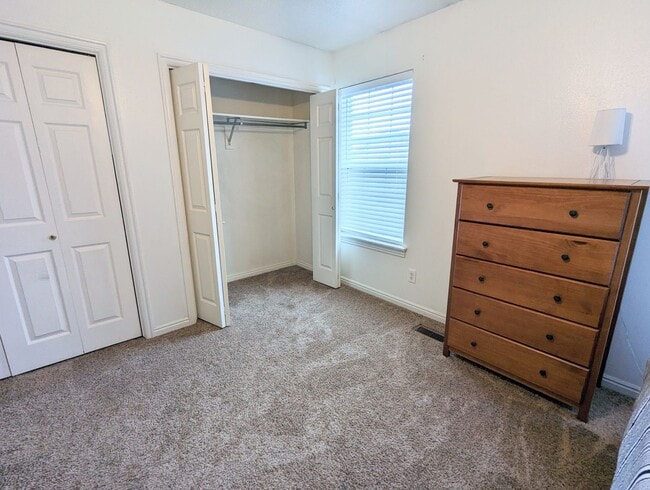Building Photo - Provo Townhouse