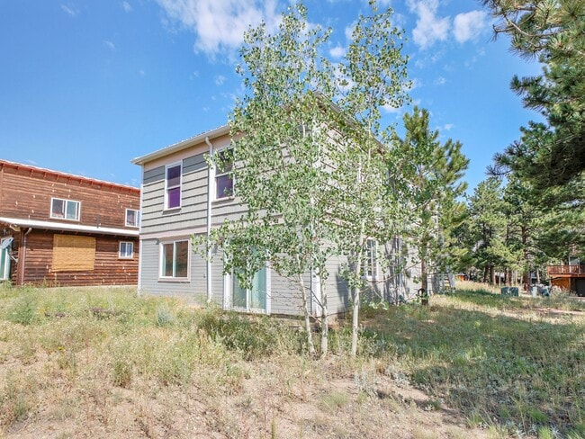 Building Photo - 4 Bedroom, 2 bath home with 2 car garage